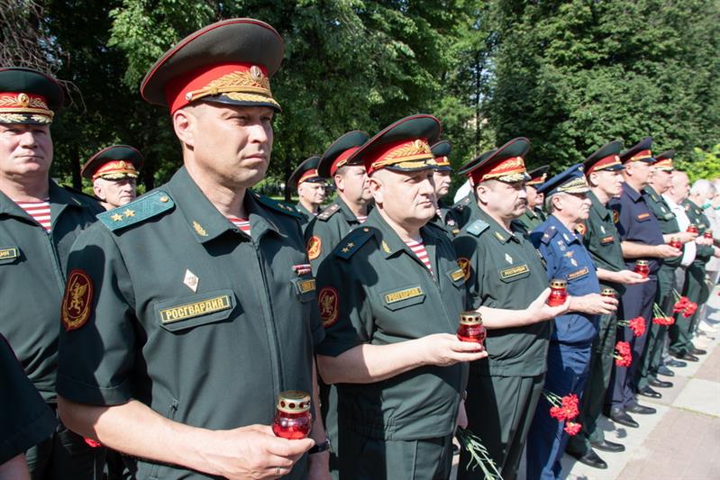 В День памяти и скорби военнослужащие и сотрудники центрального аппарата Росгвардии приняли участие во Всероссийской акции «Свеча памяти»