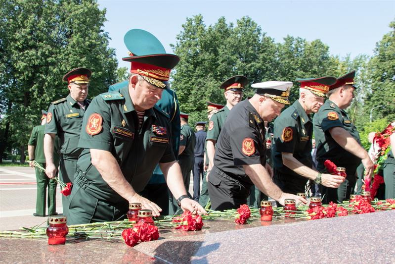 В День памяти и скорби военнослужащие и сотрудники центрального аппарата Росгвардии приняли участие во Всероссийской акции «Свеча памяти»