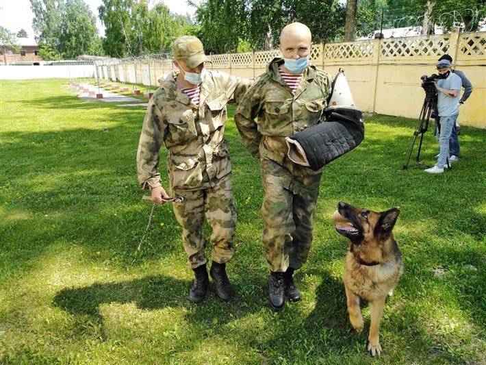 Иркутские журналисты побывали в гостях у кинологов Росгвардии