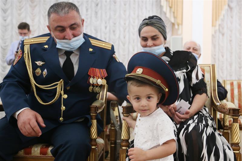 На Урале семью офицера Росгвардии наградили медалью ордена «Родительская слава» (видео)