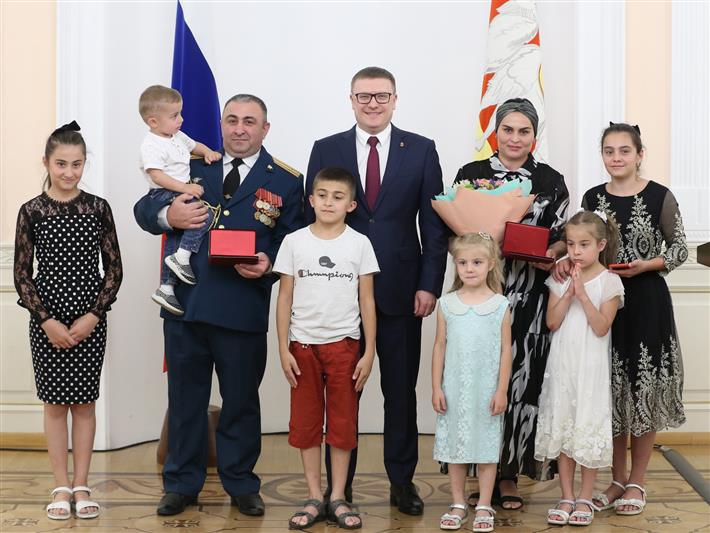 На Урале семью офицера Росгвардии наградили медалью ордена «Родительская слава» (видео)