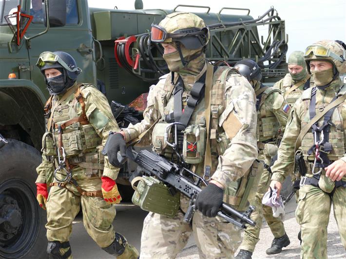 В Иркутске сотрудники СОБР Росгвардии отработали спуски с вертолета Ми-8 беспарашютным способом (видео)