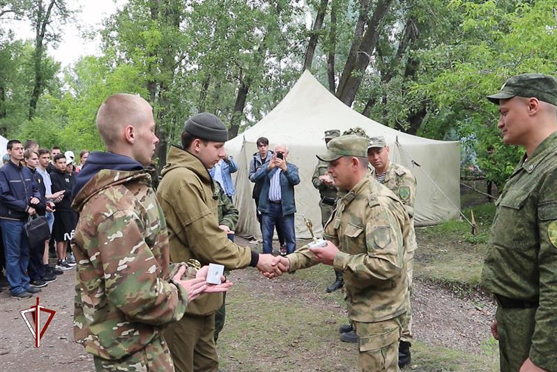 В Красноярском крае военнослужащие Росгвардии поделились опытом с участниками военно-полевых сборов