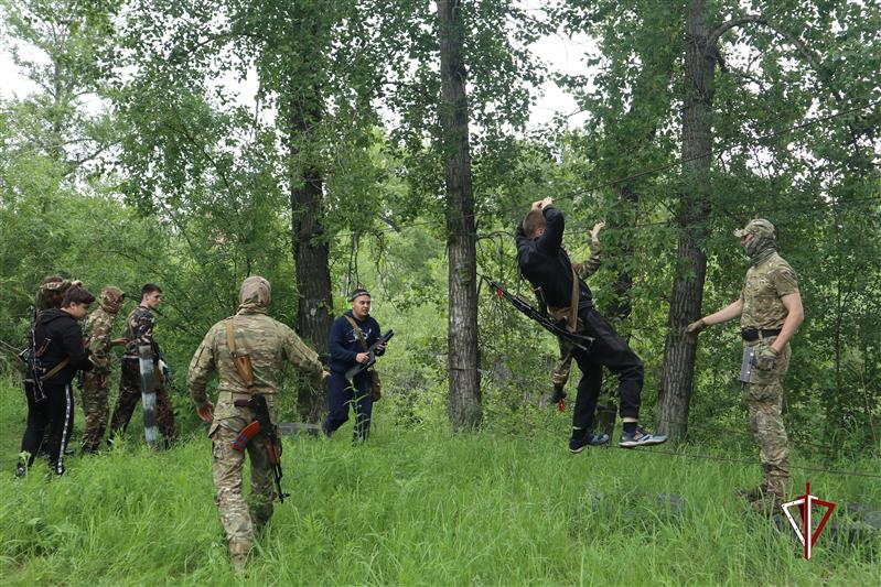 В Красноярском крае военнослужащие Росгвардии поделились опытом с участниками военно-полевых сборов