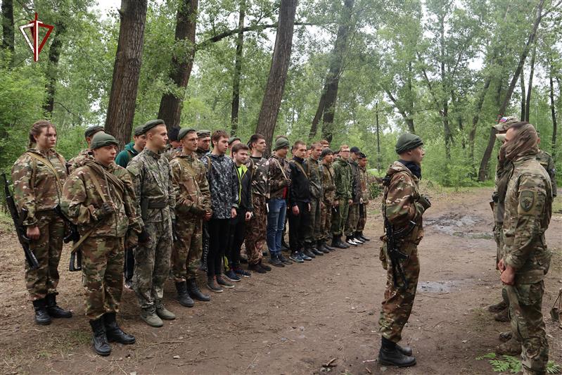 В Красноярском крае военнослужащие Росгвардии поделились опытом с участниками военно-полевых сборов