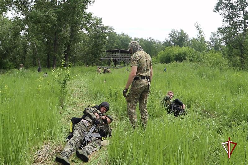 В Красноярском крае военнослужащие Росгвардии поделились опытом с участниками военно-полевых сборов