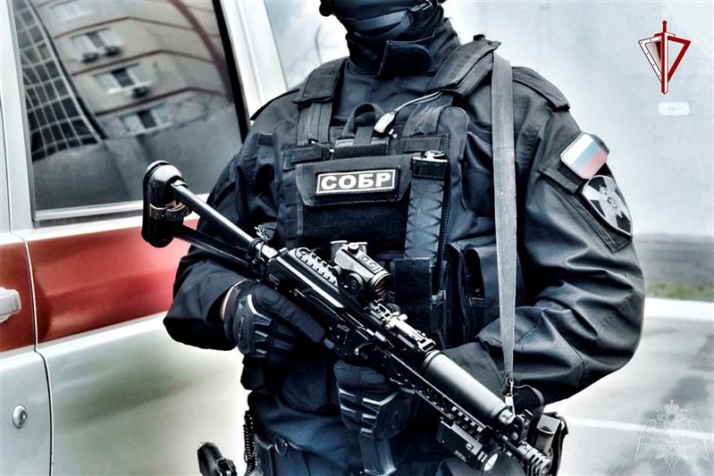 В Норильске СОБР Росгвардии оказал содействие полицейским в задержании подозреваемых в организации незаконной деятельности