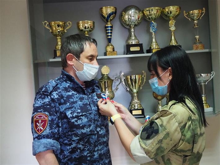 Росгвардейцы Центрального округа приняли участие во Всероссийской акции «Ленточка-триколор»
