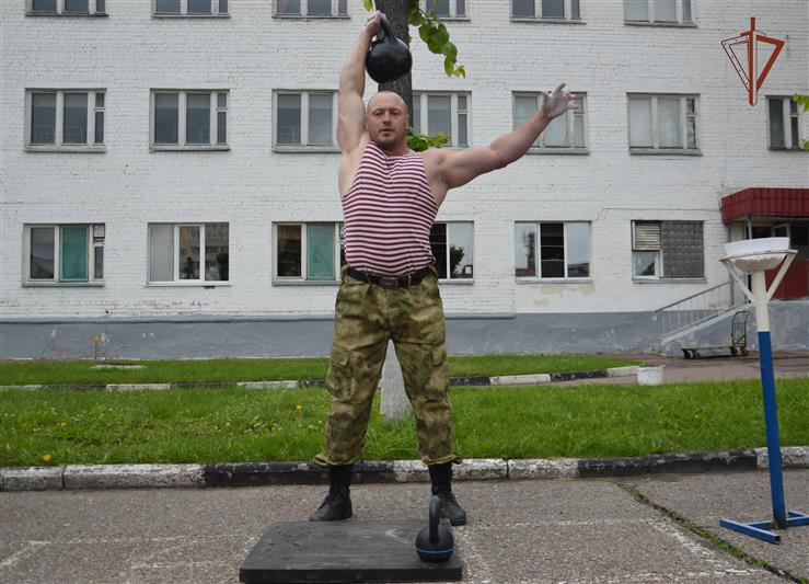 В Брянске росгвардейцы провели спортивный праздник в День России