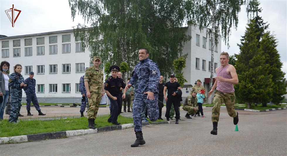В Брянске росгвардейцы провели спортивный праздник в День России