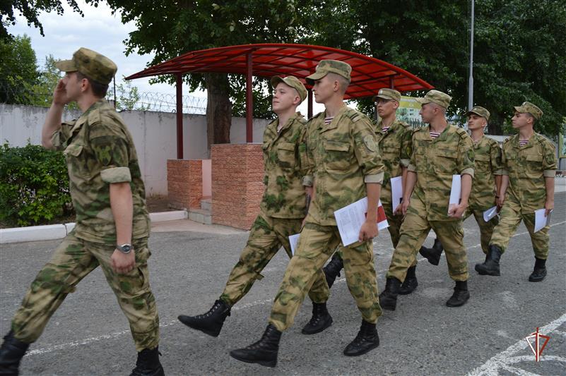 В тюменском кинологическом центре Росгвардии состоялось чествование военнослужащих по призыву, увольняемых в запас (видео)