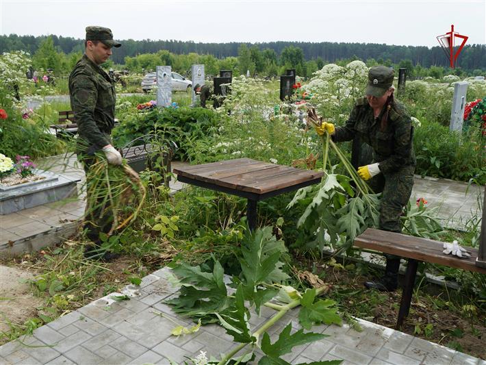 Военнослужащие Росгвардии продолжают облагораживать места захоронения участников Великой Отечественной войны