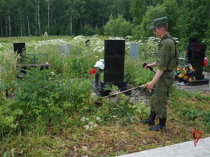Военнослужащие Росгвардии продолжают облагораживать места захоронения участников Великой Отечественной войны