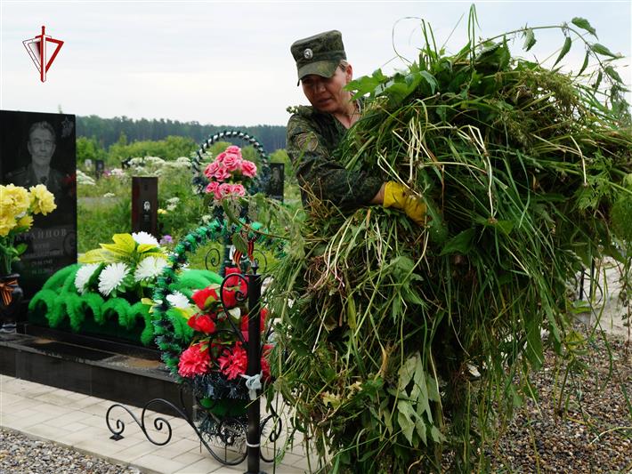Военнослужащие Росгвардии продолжают облагораживать места захоронения участников Великой Отечественной войны