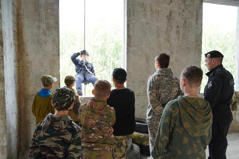 В рамках акции «Каникулы с Росгвардией» юные жители Екатеринбурга побывали на мастер-классе по высотной подготовке