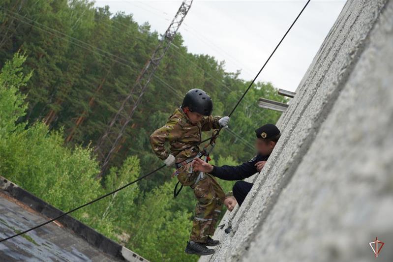 В рамках акции «Каникулы с Росгвардией» юные жители Екатеринбурга побывали на мастер-классе по высотной подготовке