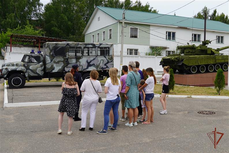 В Костроме и Подмосковье сотрудники Росгвардии встретились с воспитанниками детских центров 