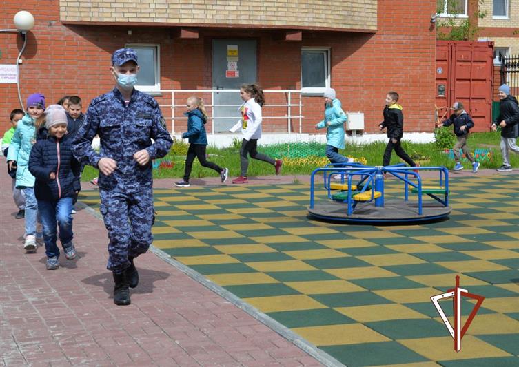 В Югре в рамках проекта «Каникулы с Росгвардией» сотрудники ведомства провели зарядку  для воспитанников подшефного социального центра 