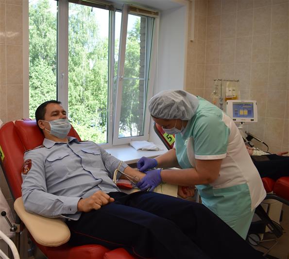 В Сыктывкаре росгвардейцы приняли участие в добровольной сдаче крови