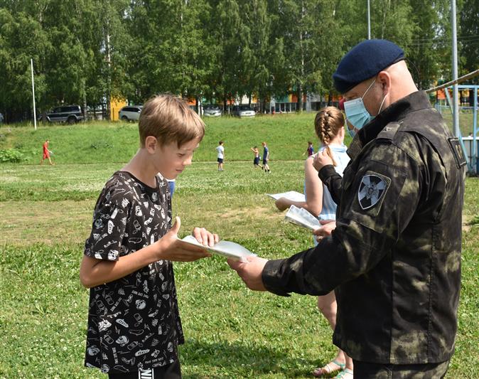 Сотрудники сыктывкарского СОБР вручили подшефным кадетам сертификаты о прохождении курса молодого бойца Росгвардии