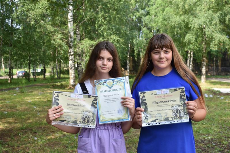 Сотрудники сыктывкарского СОБР вручили подшефным кадетам сертификаты о прохождении курса молодого бойца Росгвардии