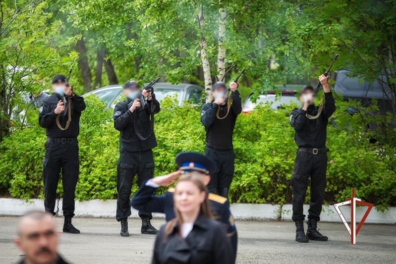 Сотрудники Росгвардии приняли участие в открытии мемориальной доски кавалеру двух орденов Мужества  в Сургуте  