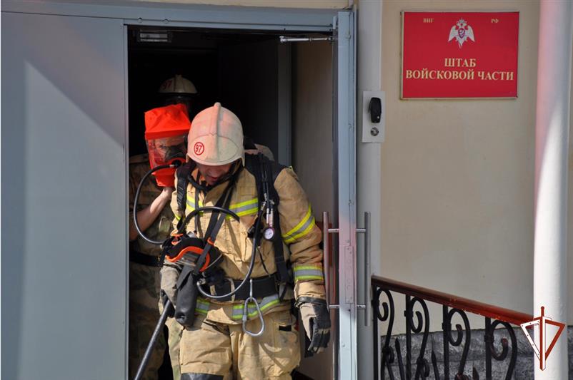 В управлении Уральского округа Росгвардии состоялось совместное учение с подразделениями МЧС России 