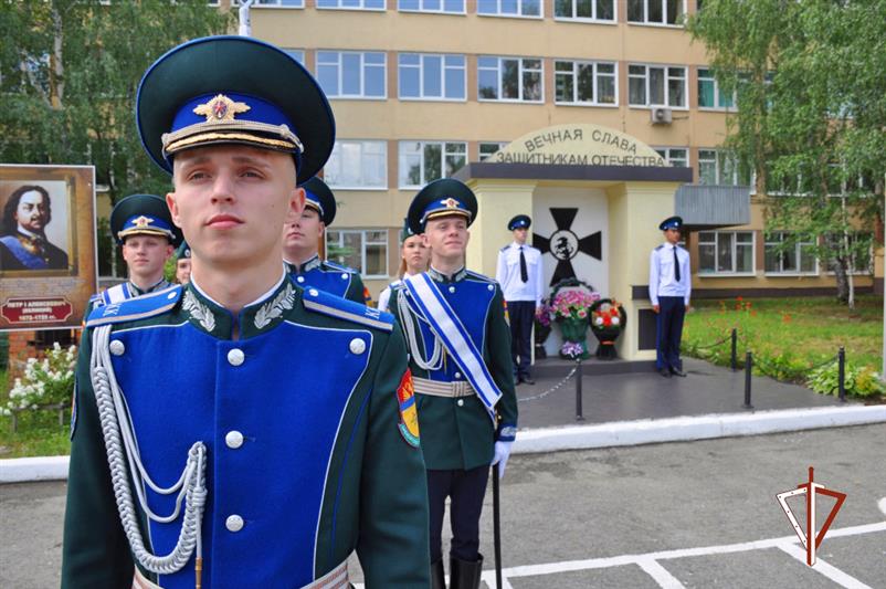 Выпускники Екатеринбургского кадетского корпуса Росгвардии получили аттестаты о среднем образовании (видео)