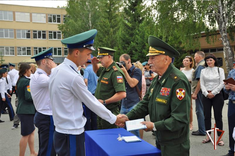 Выпускники Екатеринбургского кадетского корпуса Росгвардии получили аттестаты о среднем образовании (видео)