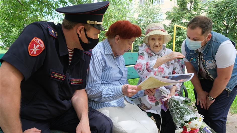 Участницу Великой Отечественной войны в день ее рождения навестили сотрудники и ветераны Росгвардии