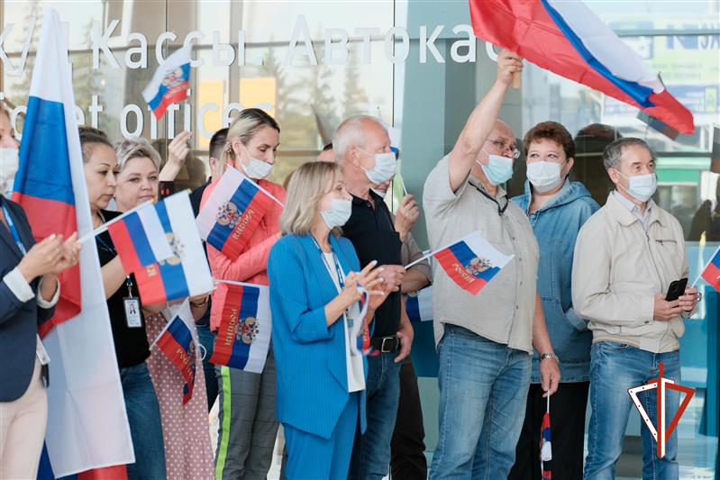 Накануне Дня России ансамбль песни и пляски Уральского округа Росгвардии выступил с концертом в аэропорту «Кольцово» (видео)