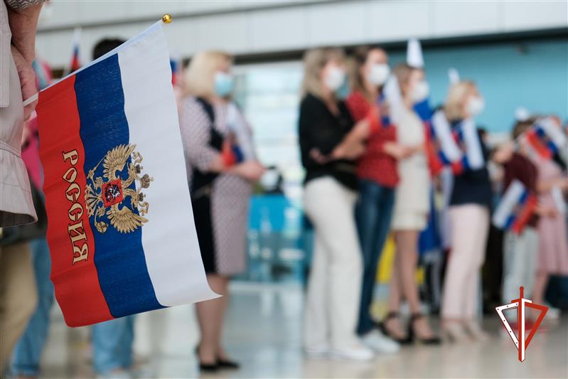 Накануне Дня России ансамбль песни и пляски Уральского округа Росгвардии выступил с концертом в аэропорту «Кольцово» (видео)