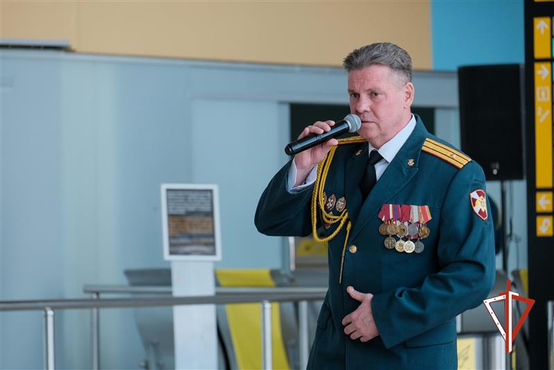 Накануне Дня России ансамбль песни и пляски Уральского округа Росгвардии выступил с концертом в аэропорту «Кольцово» (видео)