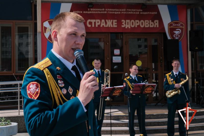 Ансамбль песни и пляски Уральского округа Росгвардии поздравил военных медиков с наступающим профессиональным праздником