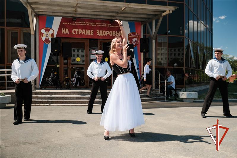 Ансамбль песни и пляски Уральского округа Росгвардии поздравил военных медиков с наступающим профессиональным праздником