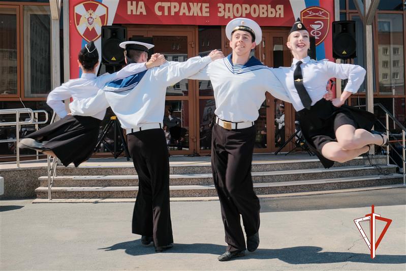 Ансамбль песни и пляски Уральского округа Росгвардии поздравил военных медиков с наступающим профессиональным праздником
