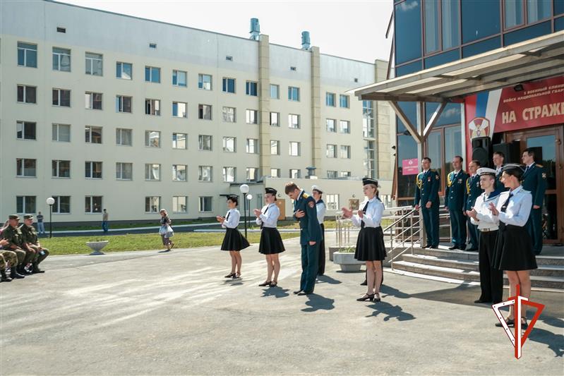 Ансамбль песни и пляски Уральского округа Росгвардии поздравил военных медиков с наступающим профессиональным праздником