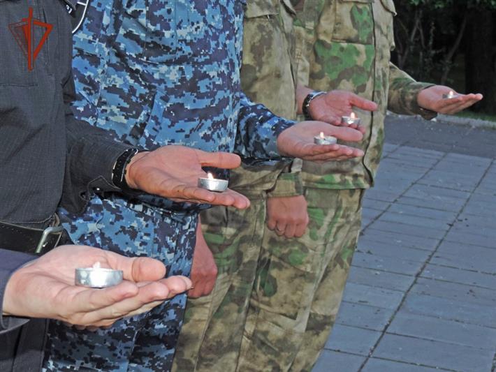 К патриотической акции “Свеча памяти” присоединились росгвардейцы в Сибири