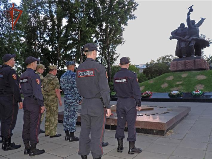 К патриотической акции “Свеча памяти” присоединились росгвардейцы в Сибири 