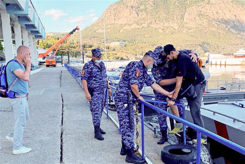 В Крыму экипаж патрульного катера Росгвардии пришёл на помощь травмированному туристу