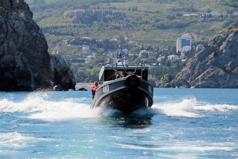 В Крыму экипаж патрульного катера Росгвардии пришёл на помощь травмированному туристу