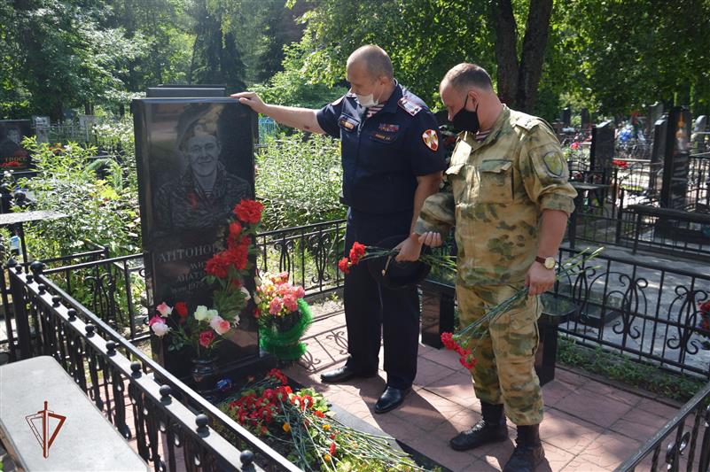 Сотрудники Росгвардии в Брянске почтили память боевых товарищей