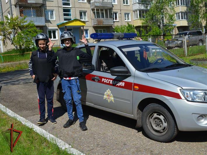 В рамках акции «Каникулы с Росгвардией» сотрудники вневедомственной охраны посетили детский лагерь в Иркутской области