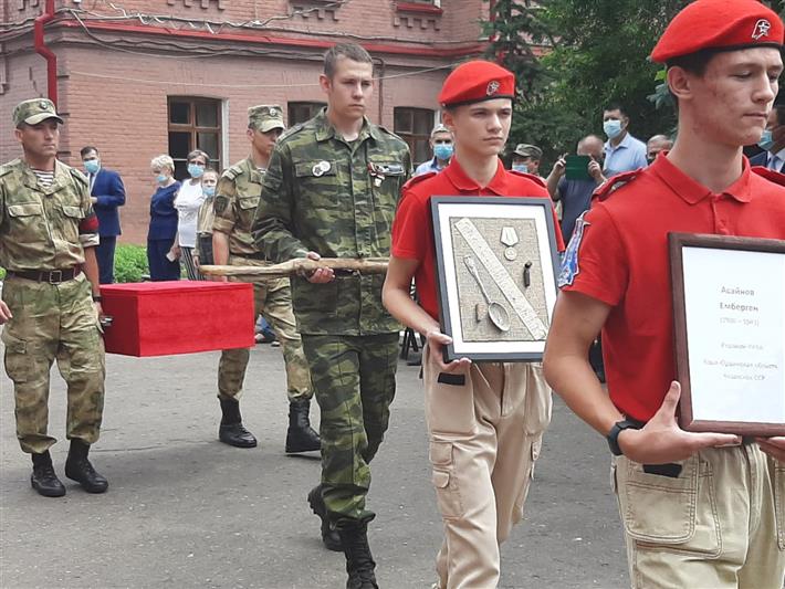 В Омске росгвардейцы приняли участие в церемонии передачи останков павшего красноармейца
