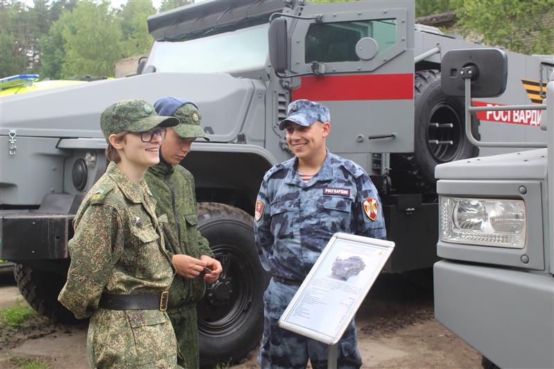 Военнослужащие дивизии Дзержинского приняли участие в праздничных мероприятиях, приуроченных ко Дню России 