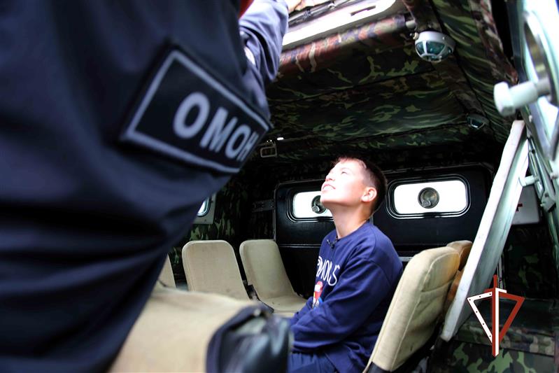 В Челябинске росгвардейцы исполнили мечту мальчика, победившего рак 