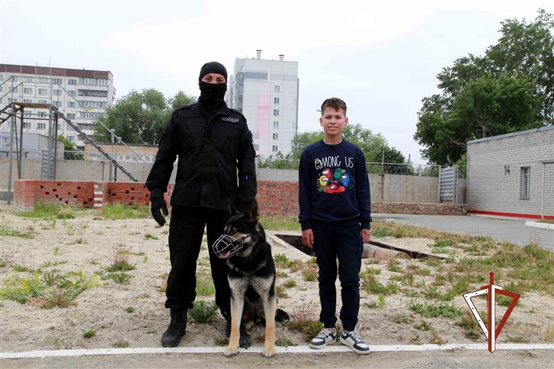 В Челябинске росгвардейцы исполнили мечту мальчика, победившего рак 