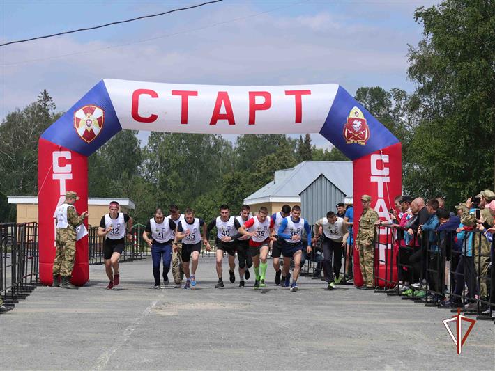 В Екатеринбурге стартовал чемпионат округа по служебному биатлону и легкоатлетическому кроссу