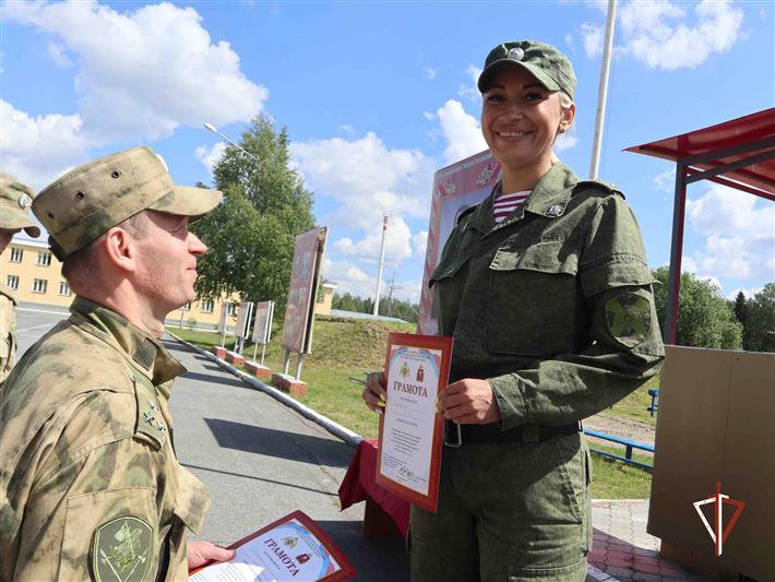 В Уральском округе Росгвардии определили сильнейших в служебном биатлоне и легкоатлетическом кроссе (видео)