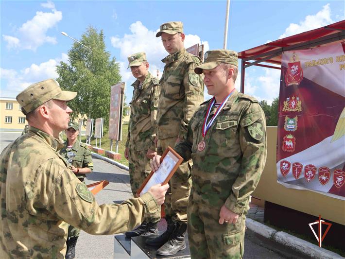 В Уральском округе Росгвардии определили сильнейших в служебном биатлоне и легкоатлетическом кроссе (видео)